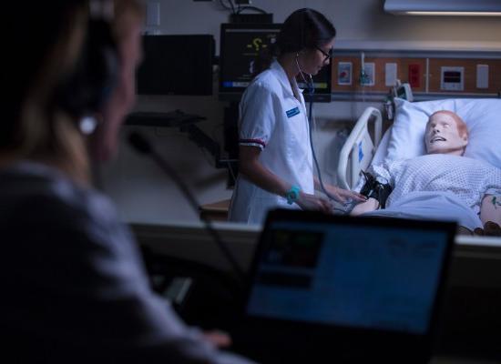 博彩平台推荐 Nursing student treating test patient. 