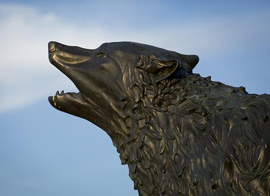 Bronze 博彩平台推荐 Wolf Statue.